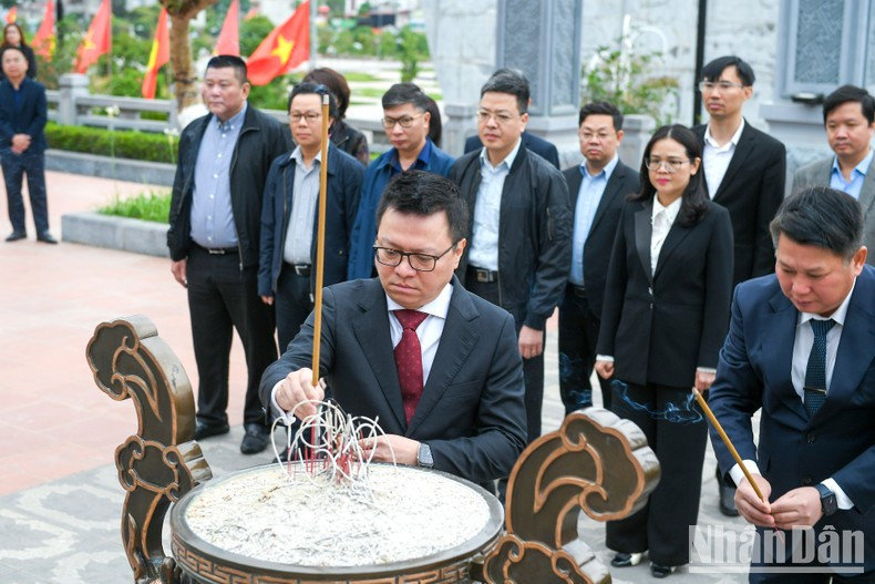 [Foto] Delegación de Nhan Dan rinde homenaje al tío Ho en Son La ảnh 2