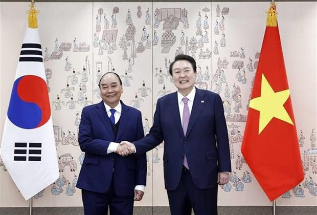 El presidente de Corea del Sur, Yoon Suk Yeol (derecha), y su homólogo vietnamita, Nguyen Xuan Phuc. (Fotografía:VNA) El presidente de Corea del Sur, Yoon Suk Yeol (derecha), y su homólogo vietnamita, Nguyen Xuan Phuc. (Fotografía:VNA)
