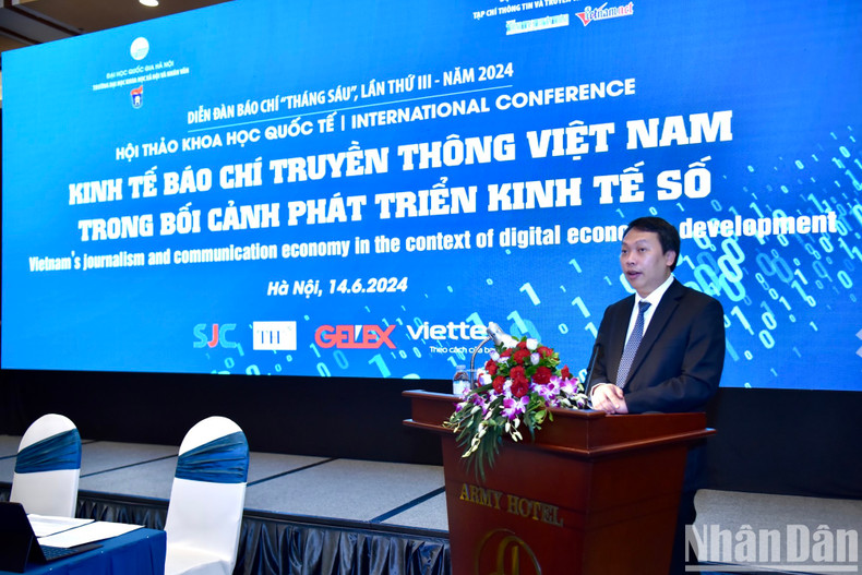 El viceministro de Información y Comunicaciones, Nguyen Huy Dung, informa sobre los ingresos de periódicos y revistas en los primeros nueve meses de 2023.