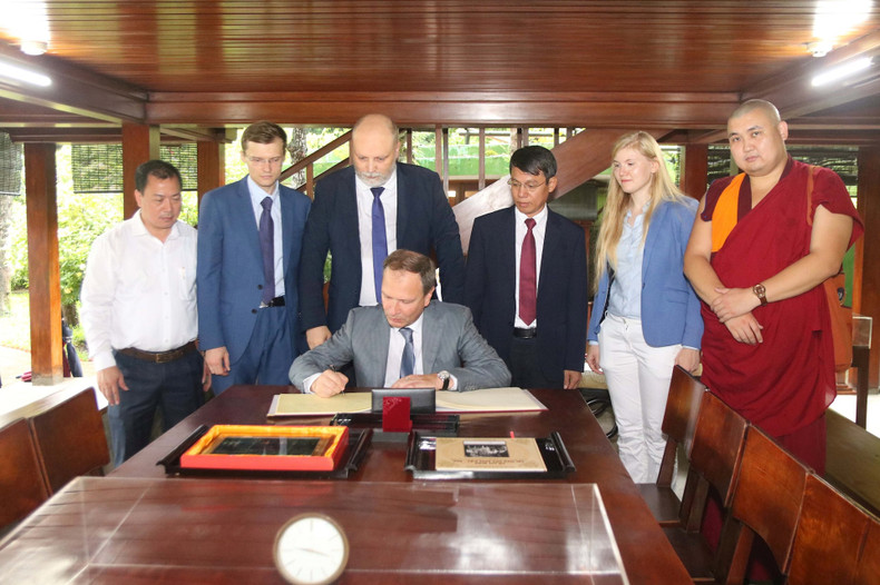El vicepresidente de la Cámara Social de Rusia, Alexander Shkolnik, escribe en el libro de recuerdos en la zona de reliquia. (Foto: daidoanket.vn) El vicepresidente de la Cámara Social de Rusia, Alexander Shkolnik, escribe en el libro de recuerdos en la zona de reliquia. (Foto: daidoanket.vn)