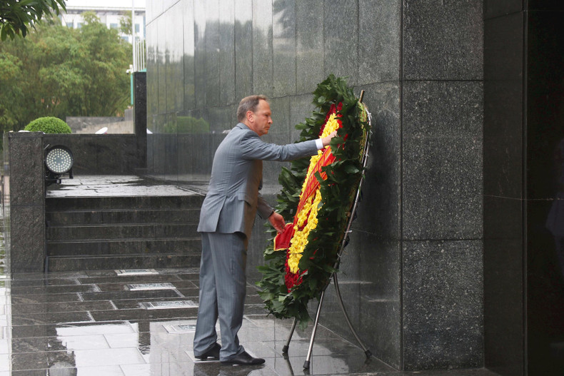 El vicepresidente de la Cámara Social de Rusia, Alexander Shkolnik, deposita una ofrenda floral en el Mausoleo de Ho Chi Minh. (Foto: daidoanket.vn) El vicepresidente de la Cámara Social de Rusia, Alexander Shkolnik, deposita una ofrenda floral en el Mausoleo de Ho Chi Minh. (Foto: daidoanket.vn)