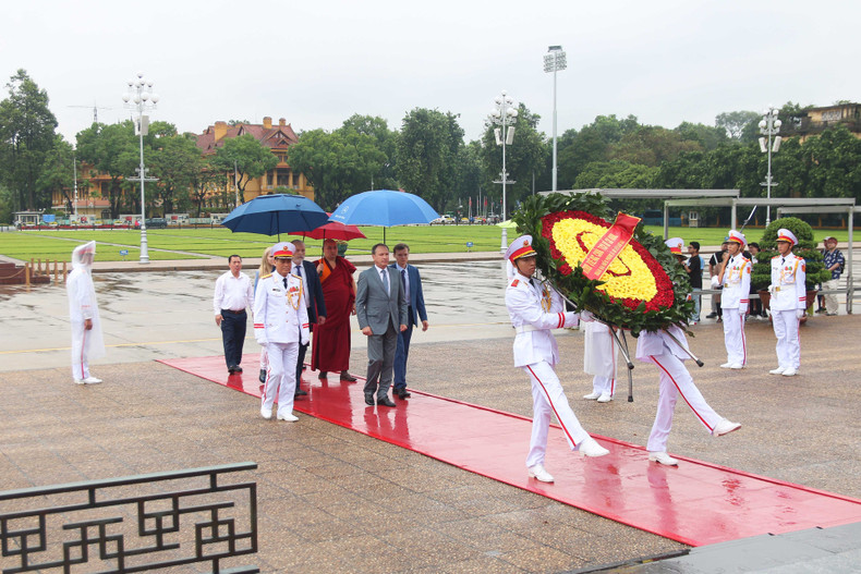 La delegación de la Cámara Social de Rusia visita el mausoleo del Presidente Ho Chi Minh. (Foto: daidoanket.vn) La delegación de la Cámara Social de Rusia visita el mausoleo del Presidente Ho Chi Minh. (Foto: daidoanket.vn)