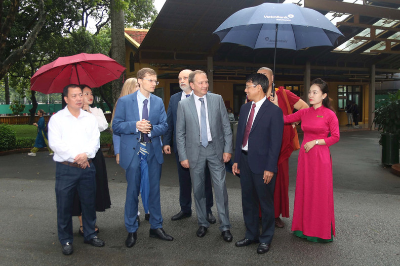 La delegación de la Cámara Social de Rusia visita la zona de reliquia dedicada al Presidente Ho Chi Minh en el Palacio Presidencial. (Foto: daidoanket.vn) La delegación de la Cámara Social de Rusia visita la zona de reliquia dedicada al Presidente Ho Chi Minh en el Palacio Presidencial. (Foto: daidoanket.vn)