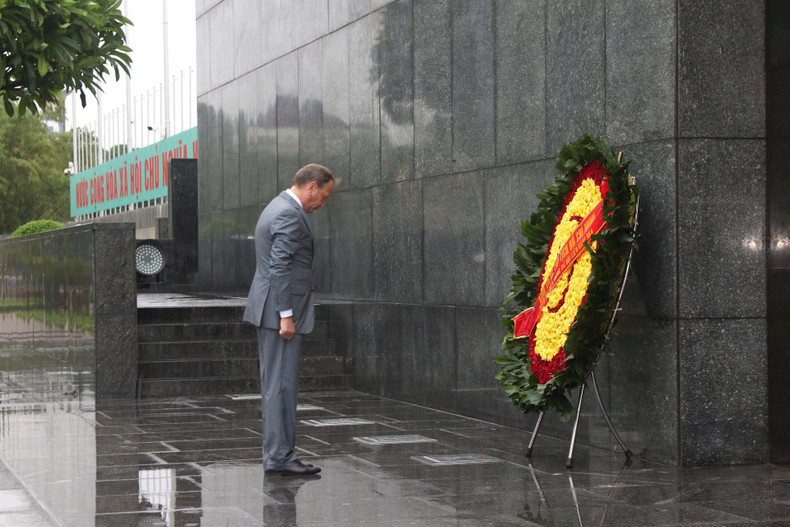 El vicepresidente de la Cámara Social de Rusia, Alexander Shkolnik, rinde tributo al Presidente Ho Chi Minh. (Foto: daidoanket.vn) El vicepresidente de la Cámara Social de Rusia, Alexander Shkolnik, rinde tributo al Presidente Ho Chi Minh. (Foto: daidoanket.vn)