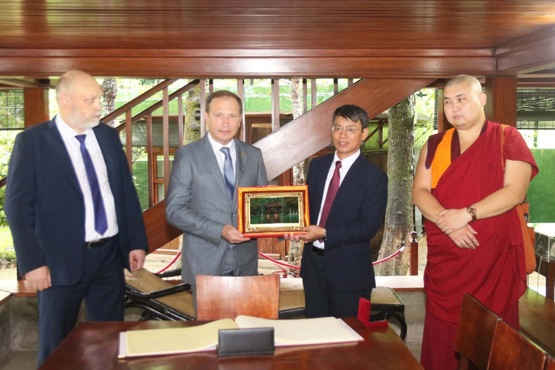 Representante de la junta directiva de la zona de reliquia dedicada al Presidente Ho Chi Minh entrega recuerdos a la delegación rusa. (Foto: daidoanket.vn) Representante de la junta directiva de la zona de reliquia dedicada al Presidente Ho Chi Minh entrega recuerdos a la delegación rusa. (Foto: daidoanket.vn)
