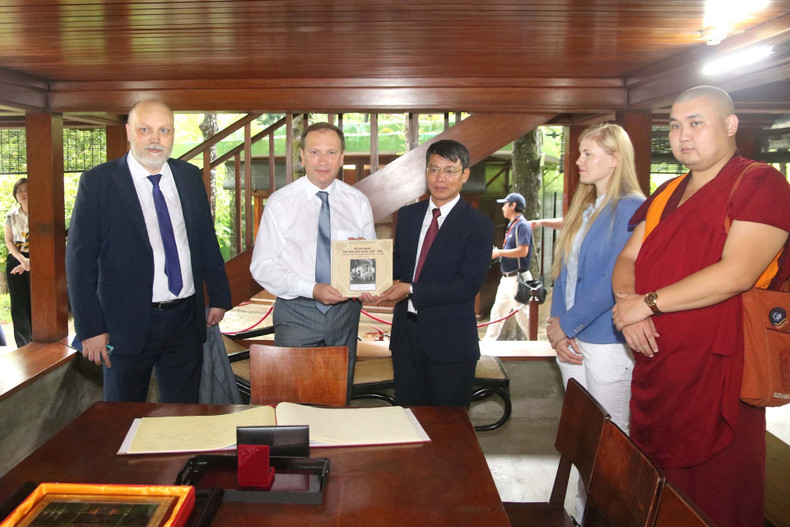 Representante de la junta directiva de la zona de reliquia dedicada al Presidente Ho Chi Minh entregó recuerdos a la delegación rusa. (Foto: daidoanket.vn) Representante de la junta directiva de la zona de reliquia dedicada al Presidente Ho Chi Minh entregó recuerdos a la delegación rusa. (Foto: daidoanket.vn)