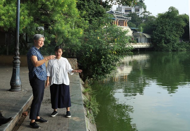 La ministra de Relaciones Exteriores de Australia, Penny Wong, visita el lago Hoan Kiem, considerado el &quot;corazón&quot; de Hanoi. (Foto: VNA)