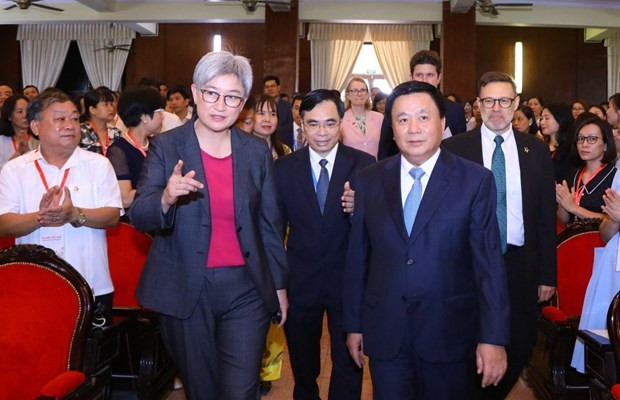 Nguyen Xuan Thang, director de la Academia Nacional de Política Ho Chi Minh, y Penny Wong, ministra de Asuntos Exteriores de Australia, copresidieron el foro. (Foto: VNA)