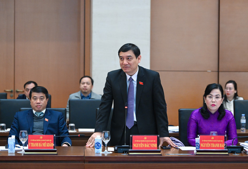 El presidente del Comité de Cultura y Educación de la ANV, Nguyen Dac Vinh, habla en la cita. El presidente del Comité de Cultura y Educación de la ANV, Nguyen Dac Vinh, habla en la cita.