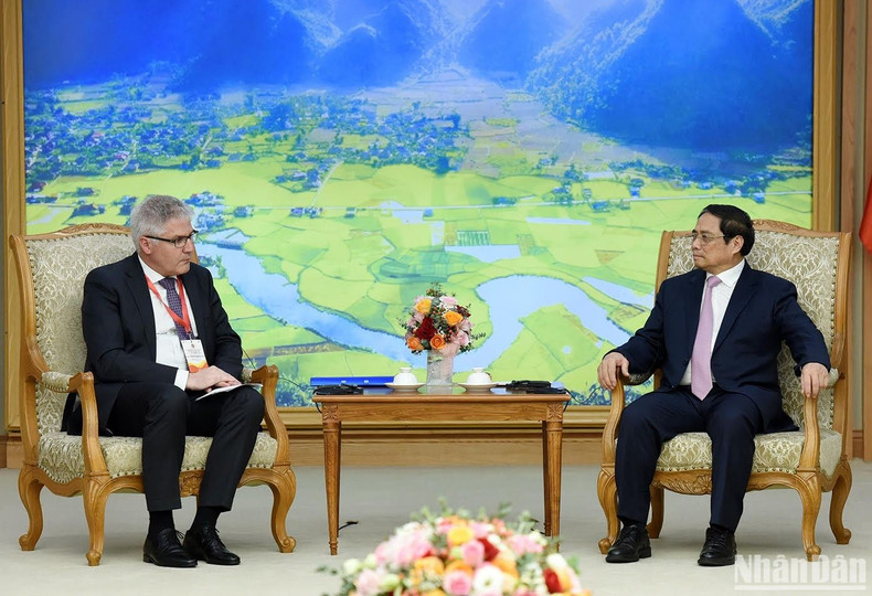 Las partes aprecian la buena marcha de las relaciones bilaterales después de más de 50 años del establecimiento. Suiza fue la sede de la ceremonia de firma del Acuerdo de Ginebra que puso fin a la guerra para restablecer la paz en Indochina. El país europeo siempre apoya a Vietnam en la causa de defensa y construcción del país y es actualmente un importante socio comercial de la nación indochina en Europa. Las partes aprecian la buena marcha de las relaciones bilaterales después de más de 50 años del establecimiento. Suiza fue la sede de la ceremonia de firma del Acuerdo de Ginebra que puso fin a la guerra para restablecer la paz en Indochina. El país europeo siempre apoya a Vietnam en la causa de defensa y construcción del país y es actualmente un importante socio comercial de la nación indochina en Europa.