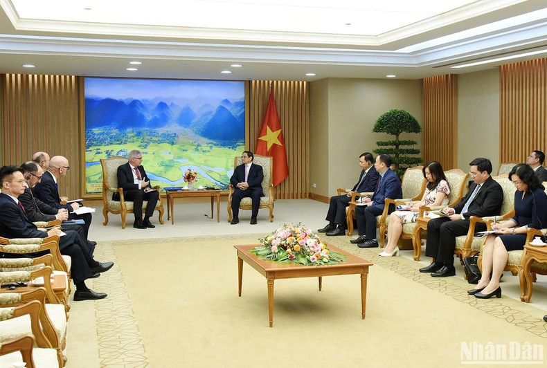 Christian Hofer ratificó la voluntad de Suiza de apoyar y cooperar con Vietnam en el desarrollo de la agricultura orgánica y la participación en la cadena de suministro global. También deseó que los dos países firmen pronto el Tratado de Libre Comercial bilateral para fomentar el intercambio de mercancías. Christian Hofer ratificó la voluntad de Suiza de apoyar y cooperar con Vietnam en el desarrollo de la agricultura orgánica y la participación en la cadena de suministro global. También deseó que los dos países firmen pronto el Tratado de Libre Comercial bilateral para fomentar el intercambio de mercancías.