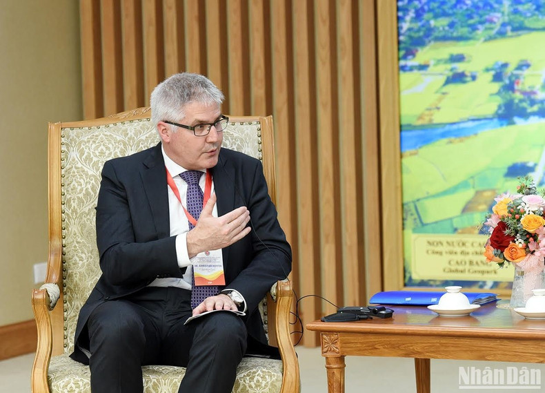 Christian Hofer valoró en alto grado la capacidad innovadora de Vietnam en la SFS, así como las iniciativas y el papel de la nación indochina en la cadena de producción agrícola y sus aportes a la garantía de la seguridad alimentaria mundial. Christian Hofer valoró en alto grado la capacidad innovadora de Vietnam en la SFS, así como las iniciativas y el papel de la nación indochina en la cadena de producción agrícola y sus aportes a la garantía de la seguridad alimentaria mundial.