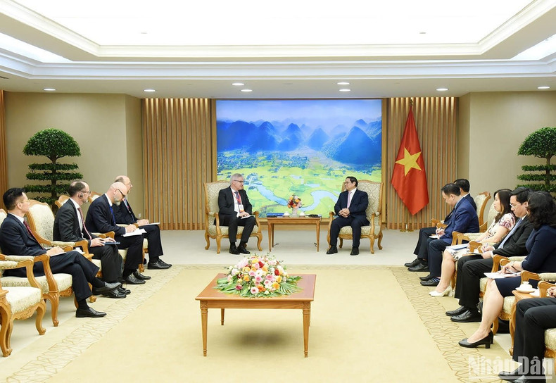 Minh Chinh reveló que Vietnam se esfuerza por construir una agricultura ecológica, áreas rurales modernas, agricultores civilizados; pasar de la producción agrícola a la economía agrícola; y desarrollar la producción agrícola responsable. Pidió que Suiza continúe los proyectos de la Asistencia Oficial para el Desarrollo (AOD) relacionados con la agricultura, la ruralidad y los agricultores en Vietnam, especialmente en el delta del río Mekong. Minh Chinh reveló que Vietnam se esfuerza por construir una agricultura ecológica, áreas rurales modernas, agricultores civilizados; pasar de la producción agrícola a la economía agrícola; y desarrollar la producción agrícola responsable. Pidió que Suiza continúe los proyectos de la Asistencia Oficial para el Desarrollo (AOD) relacionados con la agricultura, la ruralidad y los agricultores en Vietnam, especialmente en el delta del río Mekong.