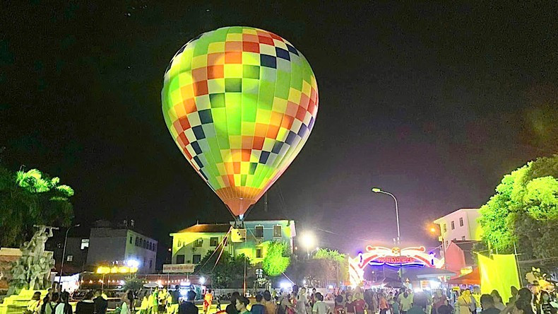 Los lugareños y turistas pueden participar en actividades deportivas como paseos en globo y parapente. Los lugareños y turistas pueden participar en actividades deportivas como paseos en globo y parapente.