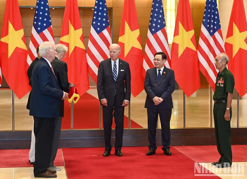 El presidente de la ANV, Vuong Dinh Hue, y el presidente estadounidense, Joe Biden, presencian la ceremonia de entrega de recuerdos y diarios de guerra entre las dos partes. El presidente de la ANV, Vuong Dinh Hue, y el presidente estadounidense, Joe Biden, presencian la ceremonia de entrega de recuerdos y diarios de guerra entre las dos partes.
