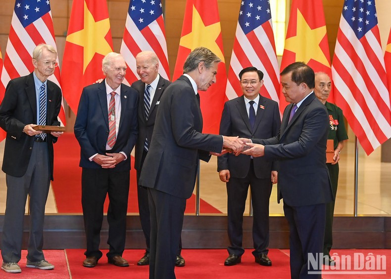 El viceministro de Defensa, Hoang Xuan Chien, entrega diarios y recuerdos de guerra al secretario de Estado estadounidense, Antony Blinken. El viceministro de Defensa, Hoang Xuan Chien, entrega diarios y recuerdos de guerra al secretario de Estado estadounidense, Antony Blinken.