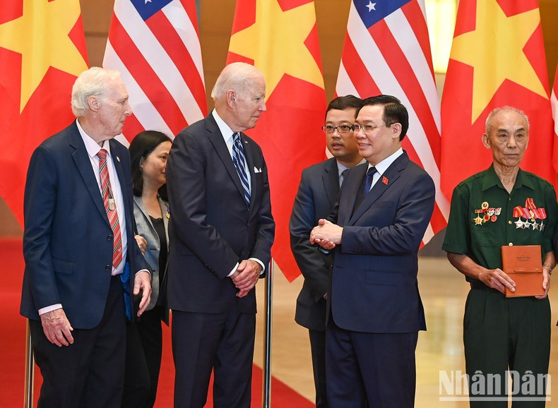 El presidente de la ANV, Vuong Dinh Hue, conversa con el presidente estadounidense, Joe Biden. El presidente de la ANV, Vuong Dinh Hue, conversa con el presidente estadounidense, Joe Biden.