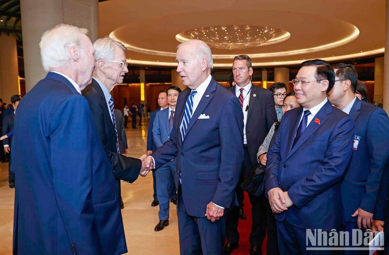 El presidente de la ANV, Vuong Dinh Hue, y el presidente estadounidense, Joe Biden, junto con los delegados en el encuentro. El presidente de la ANV, Vuong Dinh Hue, y el presidente estadounidense, Joe Biden, junto con los delegados en el encuentro.