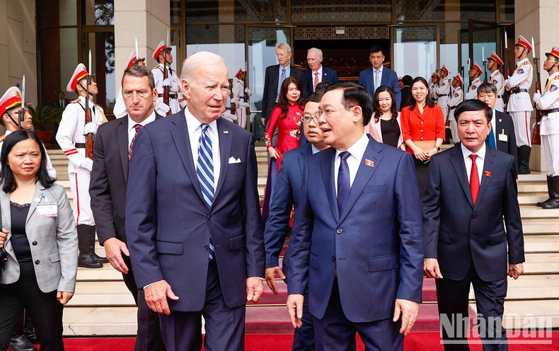 El presidente de la ANV, Vuong Dinh Hue, se despide del presidente estadounidense Joe Biden. El presidente de la ANV, Vuong Dinh Hue, se despide del presidente estadounidense Joe Biden.