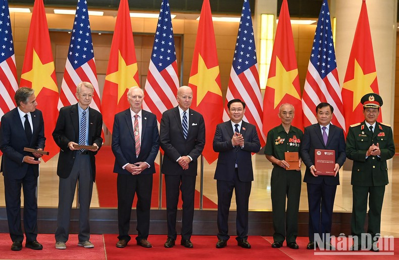 El presidente de la ANV, Vuong Dinh Hue, y el presidente estadounidense, Joe Biden, presencian la ceremonia de entrega de recuerdos y diarios de guerra entre las dos partes. El presidente de la ANV, Vuong Dinh Hue, y el presidente estadounidense, Joe Biden, presencian la ceremonia de entrega de recuerdos y diarios de guerra entre las dos partes.