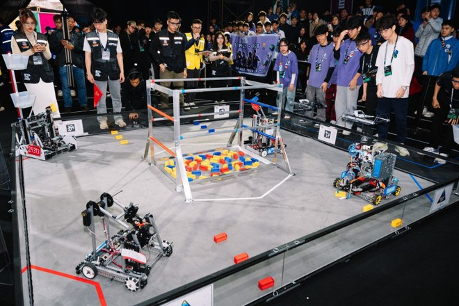 En la competencia de robots FIRST Tech Challenge Vietnam 2024-2025 con el tema &quot;Into the Deep&quot;. (Foto: VNA)