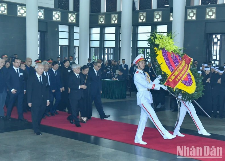 La delegación del Comité Central del Frente de la Patria de Vietnam, encabezada por Do Van Chien, miembro del Buró Polítco, secretario del Comité Central del PCV y presidente del Comité Central del Frente de la Patria de Vietnam.