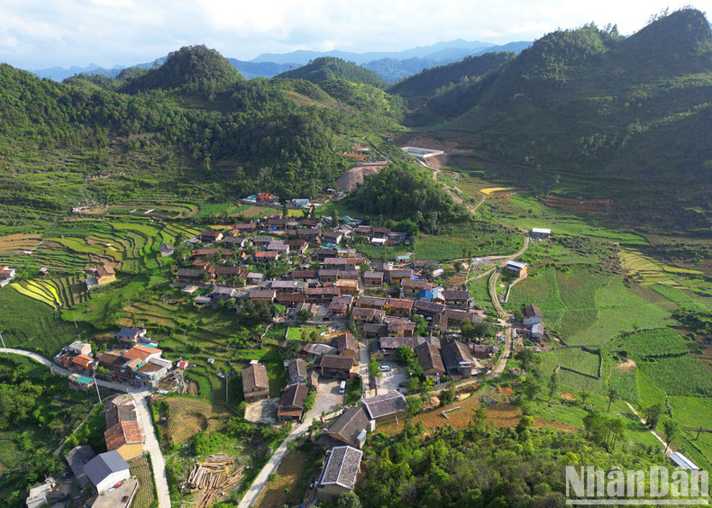 Ubicada al pie de la montaña del Dragón y a solo un kilómetro de la torre de la bandera de Lung Cu, la aldea de Lo Lo Chai ha sido el hogar de los grupos étnicos H'Mong y Lo Lo durante décadas. Este lugar conserva los valores culturales, materiales y espirituales de las minorías étnicas asentadas en la meseta rocosa.