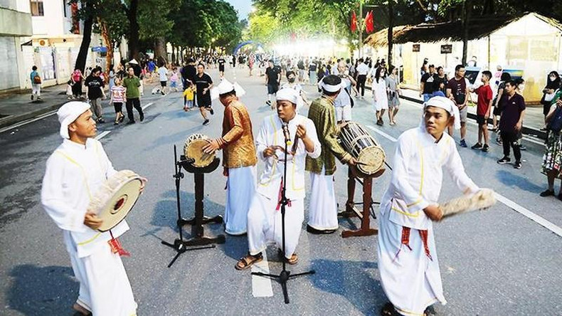 La zona peatonal vibra con las melodías tradicionales del pueblo Cham.