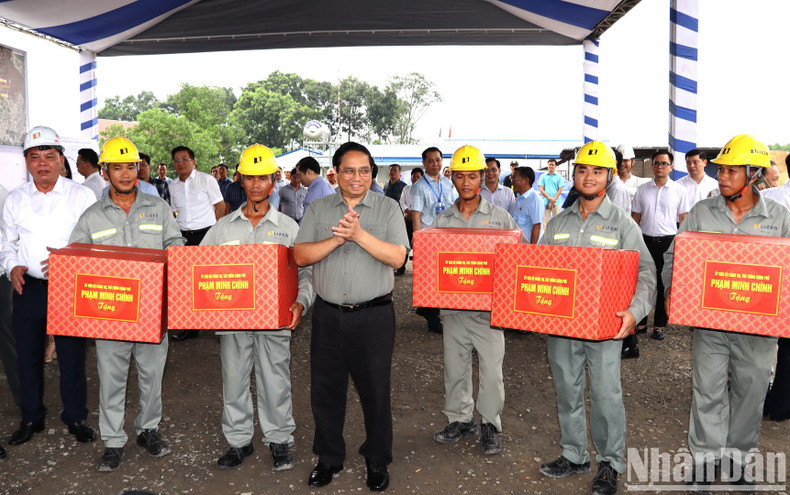 El primer ministro Pham Minh Chinh entrega obsequios para alentar a la unidad que ejecuta la construcción.