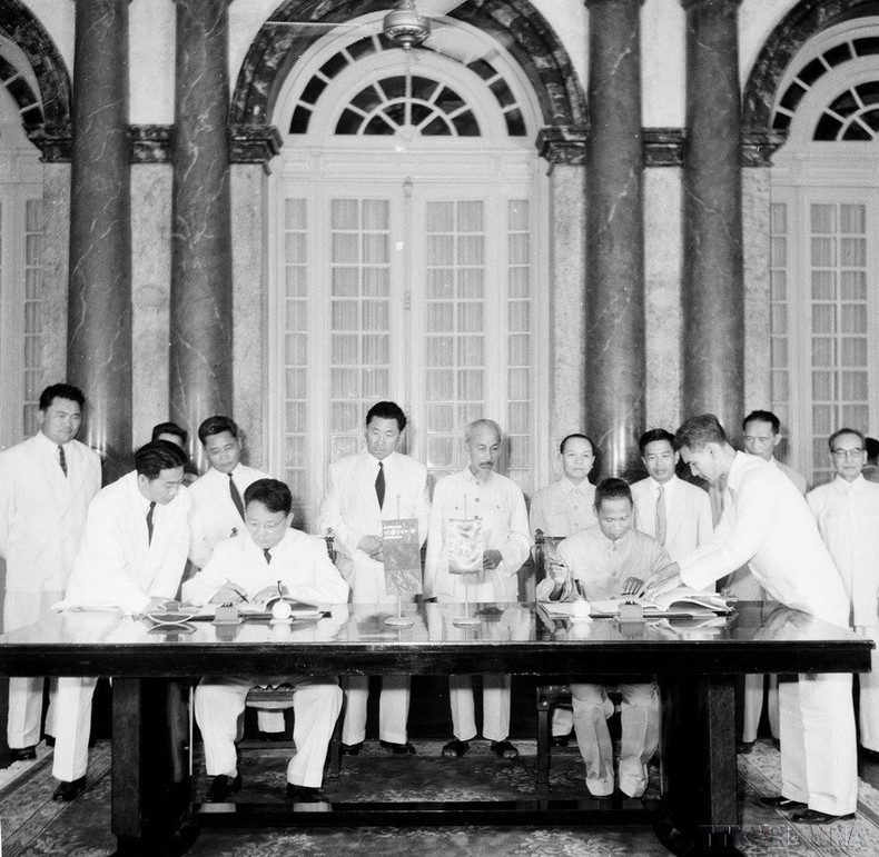 El 6 de septiembre de 1959, en el Palacio Presidencial, el Presidente Ho Chi Minh presenció la ceremonia de firma de los documentos de amistad entre Vietnam y Mongolia. (Foto: VNA) El 6 de septiembre de 1959, en el Palacio Presidencial, el Presidente Ho Chi Minh presenció la ceremonia de firma de los documentos de amistad entre Vietnam y Mongolia. (Foto: VNA)