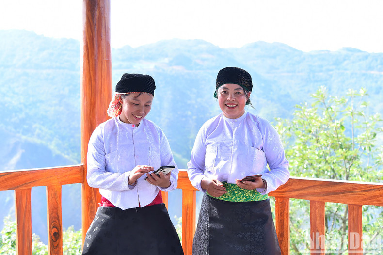 Para los étnicos H'Mong en Ha Giang, visitar el punto más septentrional de Lung Cu, uno de los seis puntos extremos de Vietnam, es motivo de orgullo y honor, que se suma al amor por la tierra natal.