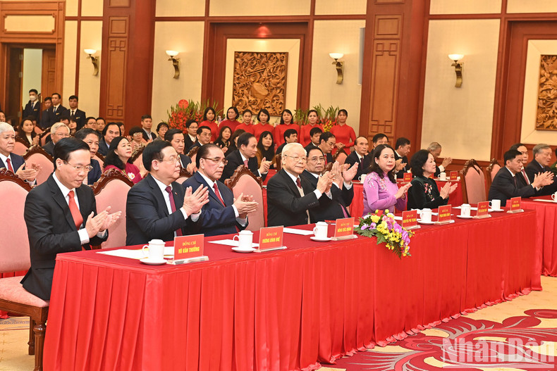 El secretario general del PCV, Nguyen Phu Trong y los dirigentes y exlíderes del Partido y el Estado, junto con otros delegados. El secretario general del PCV, Nguyen Phu Trong y los dirigentes y exlíderes del Partido y el Estado, junto con otros delegados.