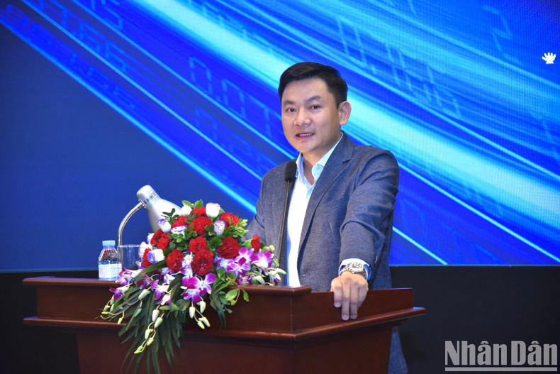 El profesor asociado y doctor Bui Chi Trung, subdirector del Instituto de Formación en Periodismo y Comunicación de la Universidad de Ciencias Sociales y Humanidades de Hanói, presenta su ponencia.