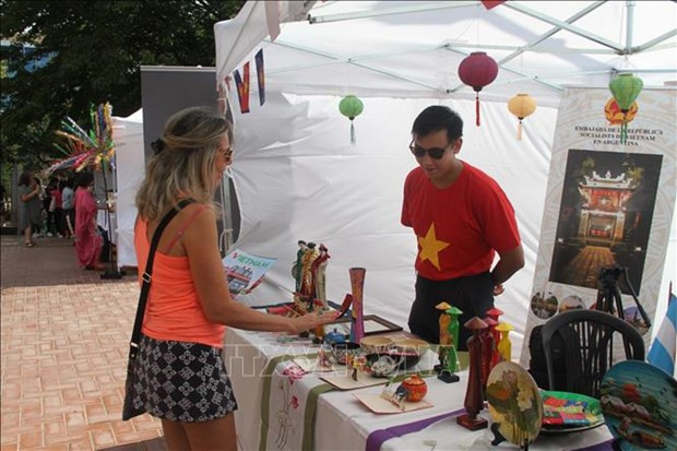 El pabellón vietnamita en la feria atrae a los visitantes (Fuente: VNA) El pabellón vietnamita en la feria atrae a los visitantes (Fuente: VNA)