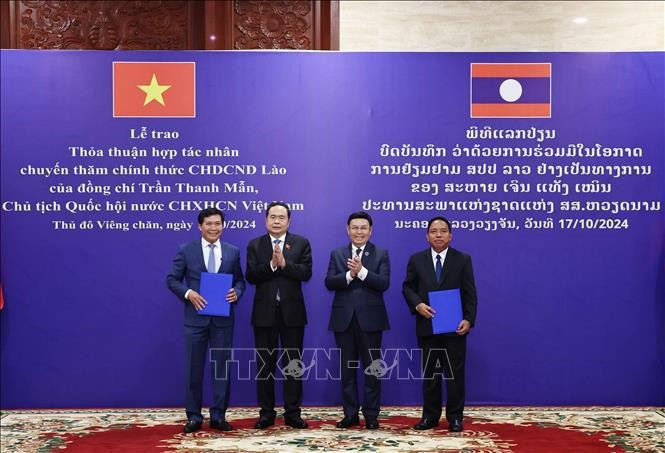 En el evento de entrega de acuerdos de cooperación entre la ciudad de Hoi An, provincia vietnamita de Quang Nam y la ciudad de Luang Prabang, provincia laosiana de Luang Prabang. (Foto: VNA) En el evento de entrega de acuerdos de cooperación entre la ciudad de Hoi An, provincia vietnamita de Quang Nam y la ciudad de Luang Prabang, provincia laosiana de Luang Prabang. (Foto: VNA)