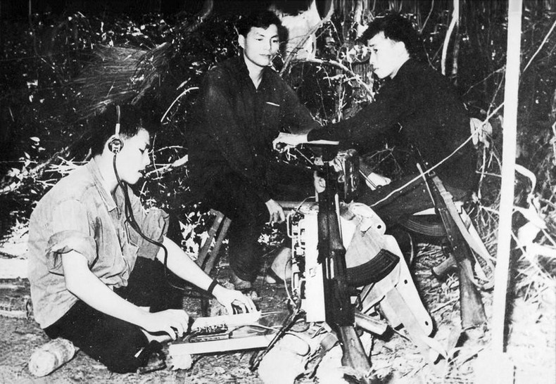 El equipo de telegrafistas de la Agencia Informativa de Liberación transmitiendo noticias desde el frente al cuartel general. Foto: VNA