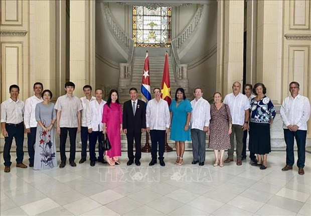 El canciller cubano, Bruno Rodríguez Parrilla, el embajador de Vietnam en Cuba, Le Thanh Tung, y representantes diplomáticos de ambos países. (Foto: VNA)