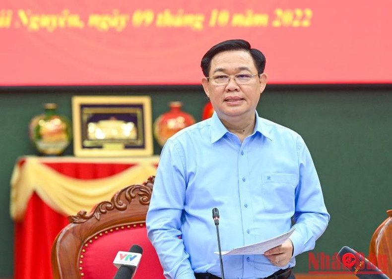 El presidente de la AN, Vuong Dinh Hue, pronuncia un discurso al concluir la reunión.