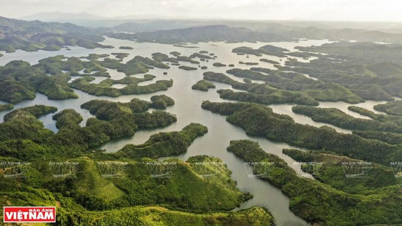 El lago Ta Dung, perteneciente a la reserva natural homónima, se ubica entre las mesetas de Dak Nong y Di Linh, y es un atractivo destino turístico. (Fotografía: VNA)