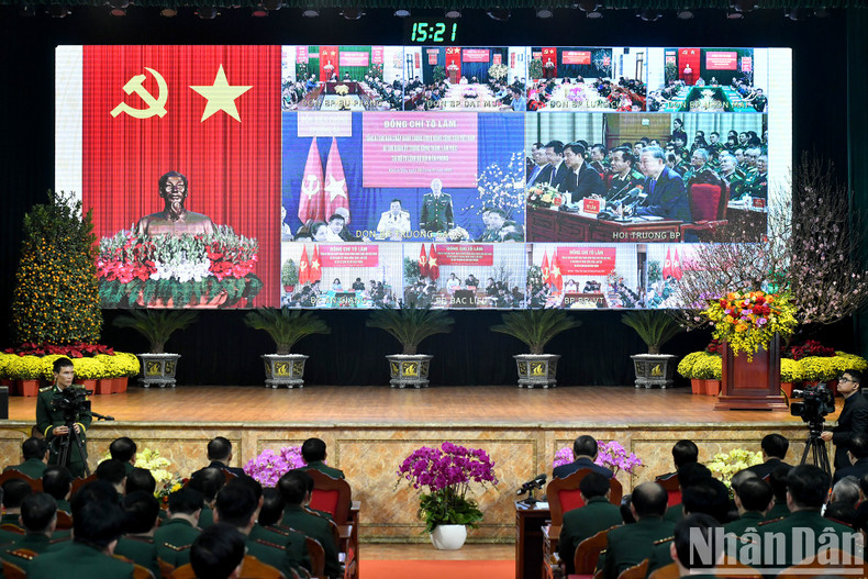 To Lam extiende las felicitaciones con motivo del Tet a los oficiales y soldados de la estación fronteriza de Truong Sa y a la población en las zonas isleñas.