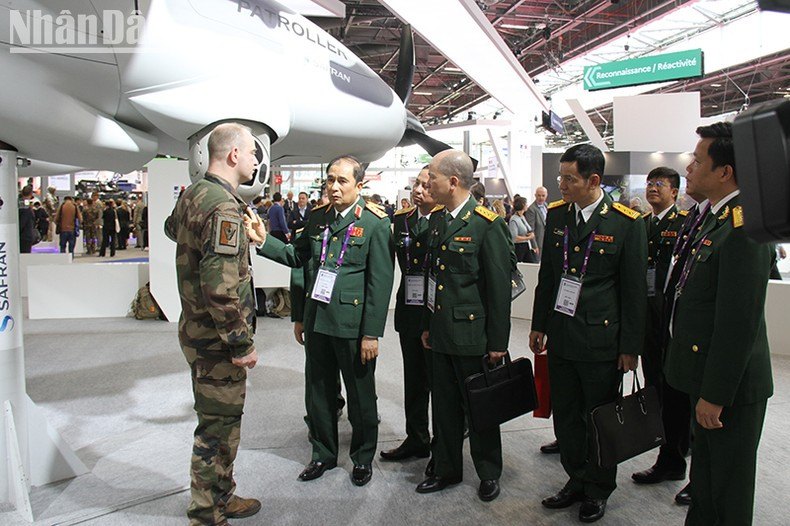 La delegación del Ministerio de Defensa de Vietnam visita el stand de Francia. La delegación del Ministerio de Defensa de Vietnam visita el stand de Francia.