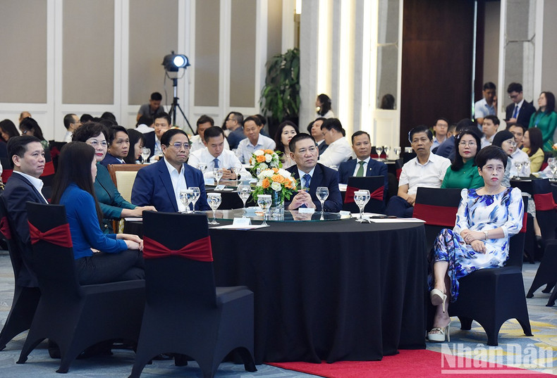 El primer ministro Pham Minh Chinh y los delegados a la ceremonia. El primer ministro Pham Minh Chinh y los delegados a la ceremonia.