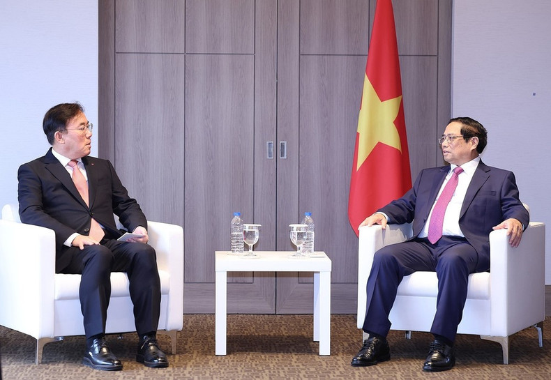 El primer ministro de Vietnam, Pham Minh Chinh y el director ejecutivo de LG Display, Jeong Cheol Dong. (Foto: VNA)