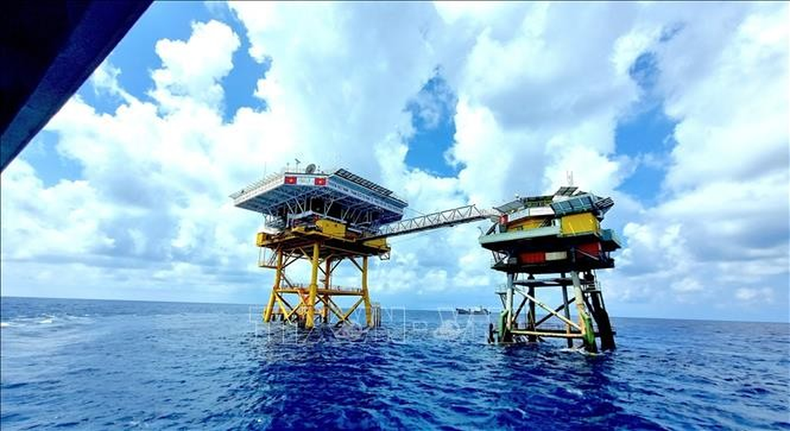 La imagen de la bandera nacional de Vietnam está impresa en la plataforma petrolera DK1, lo que afirma la soberanía de Vietnam. La imagen de la bandera nacional de Vietnam está impresa en la plataforma petrolera DK1, lo que afirma la soberanía de Vietnam.