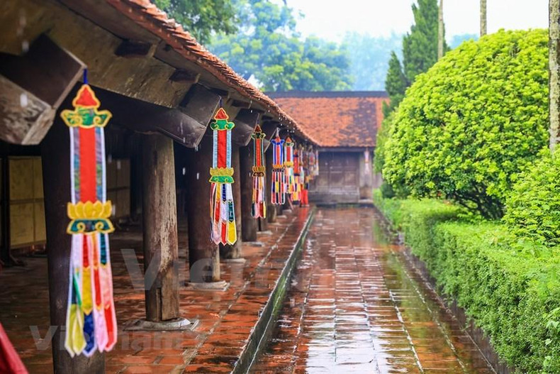 Las estatuas de Buda en la pagoda Keo fueron talladas en los siglos XVII y XVIII, y todas constituyen herencias preciosas. Además, la pagoda alberga 197 antigüedades asociadas con la historia de la formación y desarrollo del lugar (desde el siglo XVII hasta el presente), hechas de una variedad de materiales como madera, piedra, bronce, lo cuales llevan en sí mismos un valor histórico, cultural y científico único pues no pueden encontrarse en otro lugar. La pagoda fue totalmente construida de madera, sin usar remaches, solo con espigas pegadas juntas. Después de cientos de años, la estructura de madera sigue siendo muy sólida. (Fotografía: VNA) Las estatuas de Buda en la pagoda Keo fueron talladas en los siglos XVII y XVIII, y todas constituyen herencias preciosas. Además, la pagoda alberga 197 antigüedades asociadas con la historia de la formación y desarrollo del lugar (desde el siglo XVII hasta el presente), hechas de una variedad de materiales como madera, piedra, bronce, lo cuales llevan en sí mismos un valor histórico, cultural y científico único pues no pueden encontrarse en otro lugar. La pagoda fue totalmente construida de madera, sin usar remaches, solo con espigas pegadas juntas. Después de cientos de años, la estructura de madera sigue siendo muy sólida. (Fotografía: VNA)