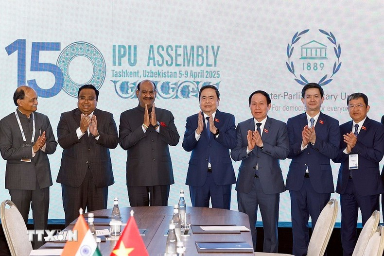 Tran Thanh Man y Om Birla, junto con los delegados, se toman una foto de recuerdo. (Foto: VNA) Tran Thanh Man y Om Birla, junto con los delegados, se toman una foto de recuerdo. (Foto: VNA)