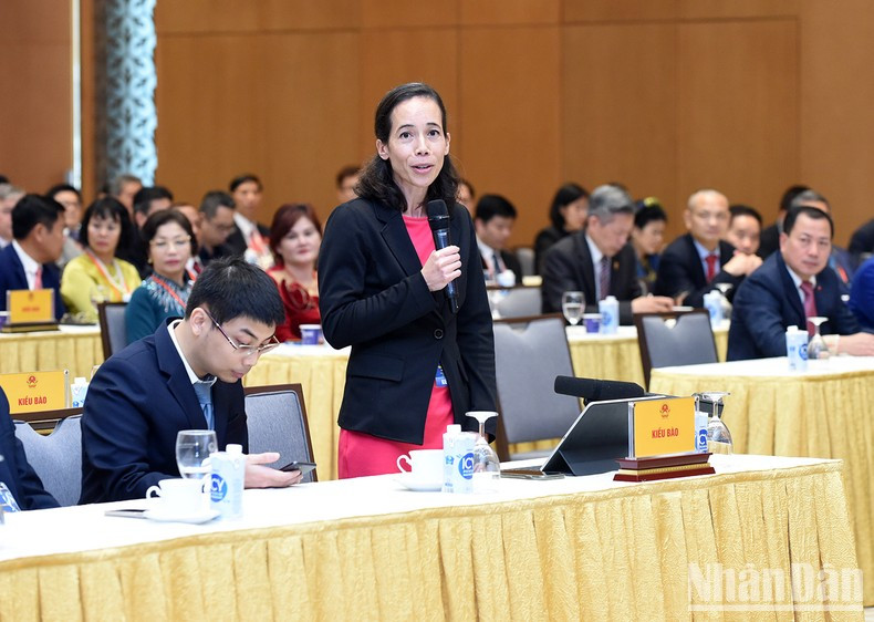 Aurelia Nguyen, vietnamita residente en Francia, habla en la cita. Aurelia Nguyen, vietnamita residente en Francia, habla en la cita.