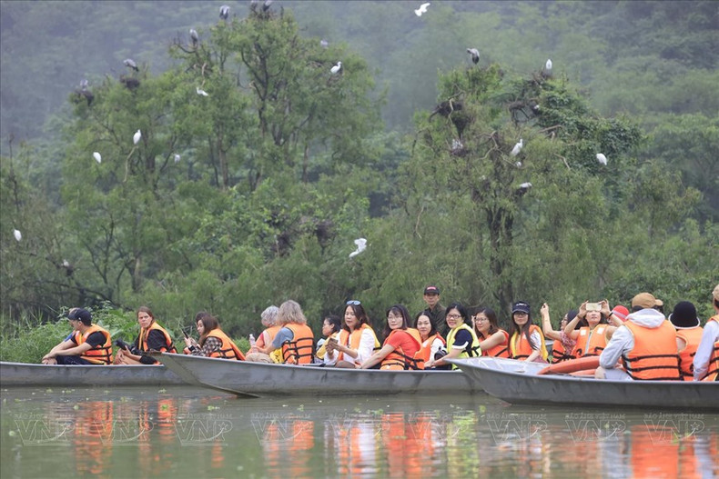 Los turistas visitan la zona turística de Thung Nham. (Foto: VNA) Los turistas visitan la zona turística de Thung Nham. (Foto: VNA)