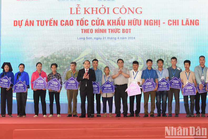 Minh Chinh entrega obsequios del Fondo "Para los Pobres" de Lang Son a 30 hogares en el área del proyecto.