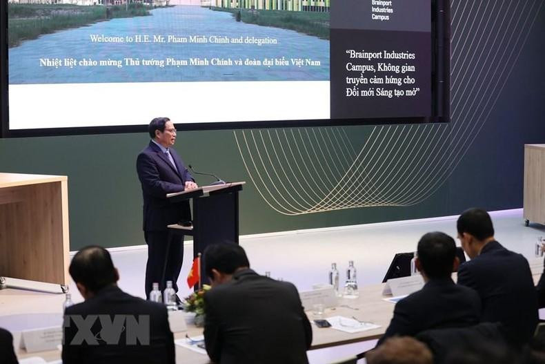 Minh Chinh habla en la reunión con los directores ejecutivos de la zona de alta tecnología de Brainport y de la provincia de Brabante Septentrional. (Fotografía: VNA) Minh Chinh habla en la reunión con los directores ejecutivos de la zona de alta tecnología de Brainport y de la provincia de Brabante Septentrional. (Fotografía: VNA)